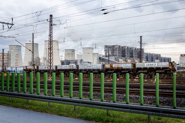 Kraftwerk Jaenschwalde DEU Deutschland Brandenburg Peitz, 30.03.2023, Kohlezug der LEAG Werksbahn vor dem Braunkohlekraftwerk Jaenschwalde im Lausitzer Kohlerevier, Das Kraftwerk des Energieunternehmens LEAG verfuegt ueber sechs 500 MW-Bloecke und hat eine Gesamtleistung von 3000 Megawatt. Zwei der sechs Bloecke waren 2018 19 in die Sicherheitsreserve geschickt und abgeschalten worden. Aufgrund der Energiekrise wurden die Blöcke im Jahr 2022 reaktiviert und wieder in Betrieb genommen.