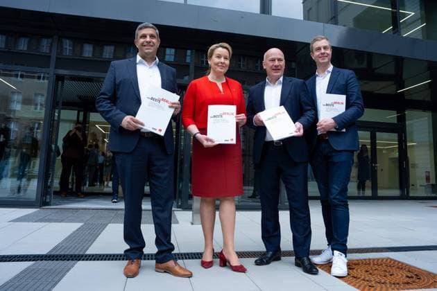 Bilder des Jahres 2023, News 04 April News Themen der Woche KW14 News Bilder des Tages Vorstellung Koalitionsvertrag, Franziska Giffey, Kai Wegner, Raed Saleh, Stefan Evers 3.4.2023 - Vorstellung Koalitionsvertrag von CDU und SPD Berlin - Das Beste für Berlin, Franziska Giffey, Kai Wegner, Raed Saleh, Stefan Evers Berlin Berlin GER