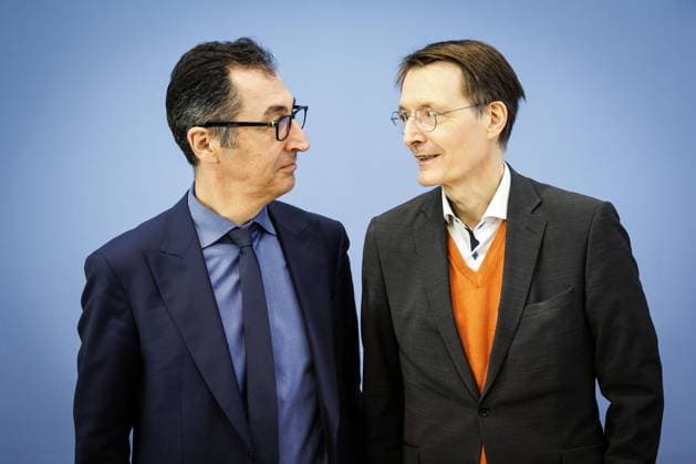 Bilder des Jahres 2023, News 04 April News Themen der Woche KW15 News Bilder des Tages (L-R) Cem Oezdemir, Bundesminister fuer Landwirtschaft und Ernaehrung, und Karl Lauterbach, Bundesminister fuer Gesundheit, aufgenommen im Rahmen einer Pressekonferenz zum Thema Cannabis-Gesetzesplaene in der Bundespressekonferenz in Berlin, 12.04.2023. Berlin Deutschland