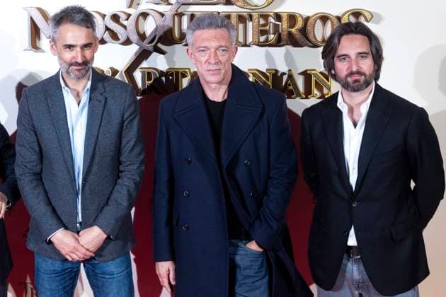 Bilder des Jahres 2023, Entertainment 04 April Entertainment Themen der Woche KW15 Entertainment Bilder des Tages Martin Bourboulon, Vincent Cassel und Dimitri Rassam bei der Premiere des Konifilms Los tres mosqueteros: D Artagnan Les trois mousquetaires: D Artagnan Die drei Musketiere - D Artagnan im Cine Capitol. Madrid, 12.04.2023 Martin Bourboulon, Vincent Cassel, Dimitri Rassam