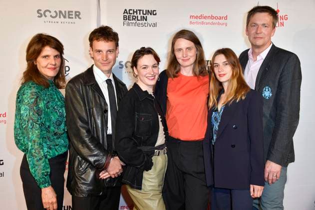 Bilder des Jahres 2023, Entertainment 04 April Entertainment Themen der Woche KW15 Entertainment Bilder des Tages Regina Kräh, Leonard Scheicher, Victoria Schulz, Bettina Blümner, Maya Unger und Sebastian Brose bei der Premiere des Kinofilms Vamos a la Playa und der Eröffnung vom 19. achtung berlin Filmfestival 2023 im Kino Colosseum. Berlin, 12.04.2023