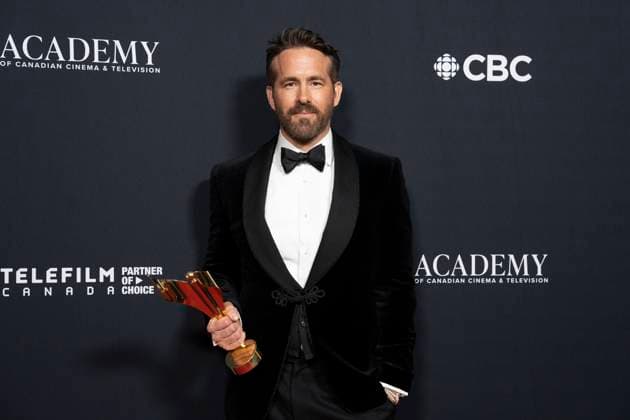 April 14, 2023, Toronto, ON, Canada: Ryan Reynolds poses with the Humanitarian Award at the Comedy and TV Drama awards evening at the Canadian Screen Awards, in Toronto, on Friday, April 14, 2023. Toronto Canada  - ZUMAc35_ 20230414_zaf_c35_124 Copyright: xChrisxYoungx
