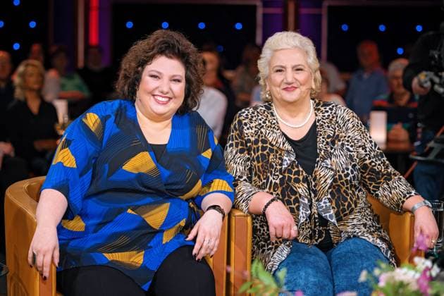 Bilder des Jahres 2023, Entertainment 04 April Entertainment Themen der Woche KW15 Entertainment Bilder des Tages MDR - Riverboat. Comedian Meltem Kaptan und ihre Mutter Melek Kaptan anläßlich der Aufzeichnung der MDR - Talkshow Riverboat am 14.04.2023 in der Mediacity Leipzig. 20230414SFL0013