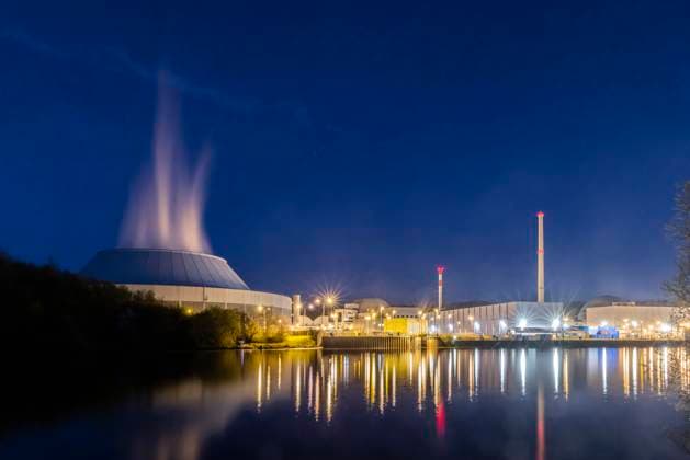 Die letzte Nacht für das Kernkraftwerk Neckarwestheim, bevor es vom Netz geht. Zusammen mit zwei weiteren verbliebenen Atomkraftwerken wird es jetzt heruntergefahren. Damit ist der Atomausstieg in Deutschland vollzogen. In der Mitte das Reaktorgebäude 2, der jetzt vom Netz geht. Rechts GKN 1, das bereits seit 2011 stillgelegt wurde. 15.04.2023: Neckarwestheim, Baden-Württemberg, Deutschland, Europa