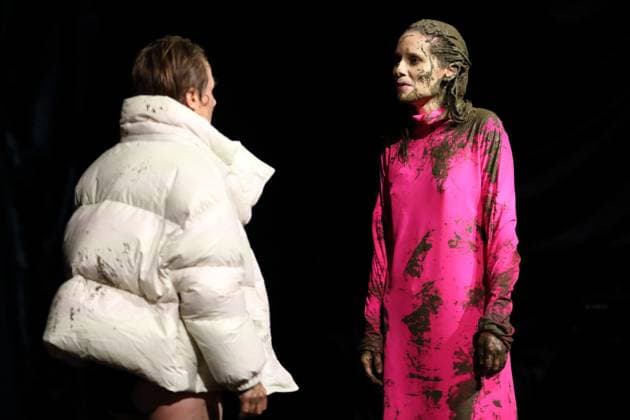 Bilder des Jahres 2023, Entertainment 04 April Entertainment Themen der Woche KW15 Eva Löbau und Lea Draeger, v.l., während der Fotoprobe für das Stück Antigone im Maxim Gorki Theater Berlin, 14. April 2023. Nach Sophokles. Regie Leonie Böhm. Bühne Zahava Rodrigo. Kostüme Laura Kirst. Premiere ist am 16. April 2023. Maxim Gorki Theater Berlin Antigone