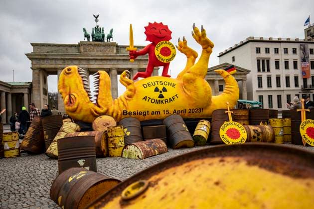 Bilder des Jahres 2023, News 04 April News Themen der Woche KW15 Greenpeace präsentiert AKW-Dinosaurier am Brandenburger Tor, Anlässlich der Abschaltung der letzten drei verbliebenen Atomkraftwerke (AKW) in Deutschland, präsentiert Greenpeace eine vier Meter hohe Skulptur eines erlegten Dinosauriers am Brandenburger Tor. Die Skulptur wurde von dem Düsseldorfer Bildhauer Jacques Tilly entworfen und gebaut. Der Saurier ist umgeben von Atommüllfässern, auf ihm steht als kämpferische Figur die Anti-Atomsonne in Siegerpose. Berlin Berlin Deutschland