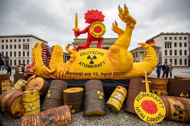 Greenpeace präsentiert AKW-Dinosaurier am Brandenburger Tor, Anlässlich der Abschaltung der letzten drei verbliebenen Atomkraftwerke (AKW) in Deutschland, präsentiert Greenpeace eine vier Meter hohe Skulptur eines erlegten Dinosauriers am Brandenburger Tor. Die Skulptur wurde von dem Düsseldorfer Bildhauer Jacques Tilly entworfen und gebaut. Der Saurier ist umgeben von Atommüllfässern, auf ihm steht als kämpferische Figur die Anti-Atomsonne in Siegerpose. Berlin Berlin Deutschland