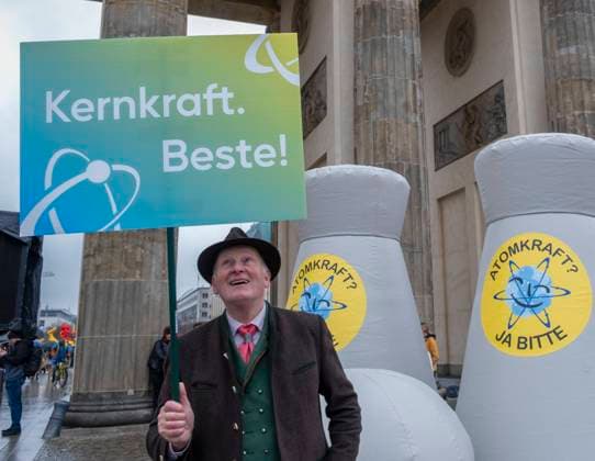 Bilder des Jahres 2023, News 04 April News Themen der Woche KW15 News Bilder des Tages Pro Atomkraft Deutschland, Berlin, 15.04.2023, Demonstration Kundgebung von Organisationen gegen Atomausstieg, Brandenburger Tor, Kernkraft Beste!, Â