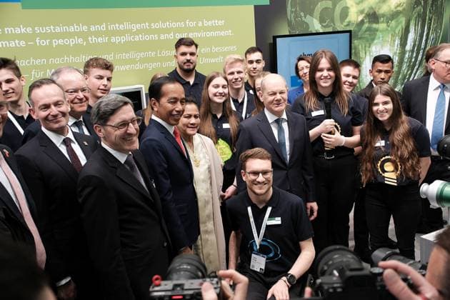 17.04.2023 xkhx Hannover, Messe, Fair Eröffnungsrundgang Hannover Messe 2023 Indonesien ist in diesem Jahr Partnerland der Hannover Messe. Rundgang - EBM-Papst Hersteller von Elektromotoren und Ventilatoren Bild zeigt Präsident Indonesien, Joko Widodo, Bundeskanzler Olaf Scholz inmitten der Auszubildenden von EBM-Papst, die als Zukunftshelden für Ausbildung werben
