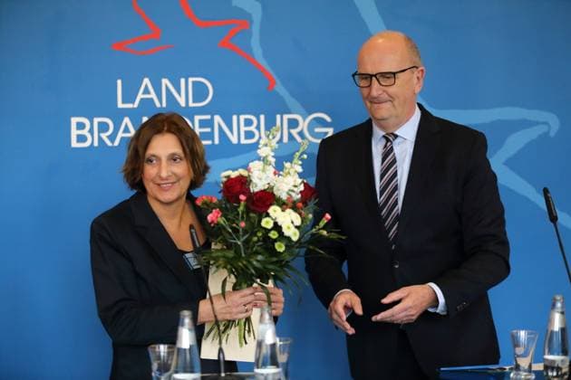 Bilder des Jahres 2023, News 04 April News Themen der Woche KW16 News Bilder des Tages Bildungsministerin Britta Ernst (SPD) und Ministerpräsident Dietmar Woidke (SPD) während einer Pressekonferenz zum Rücktritt der Bildungsministerin, Staatskanzlei, Potsdam, 17. April 2023. Brandenburg: Rücktritt Britta Ernst