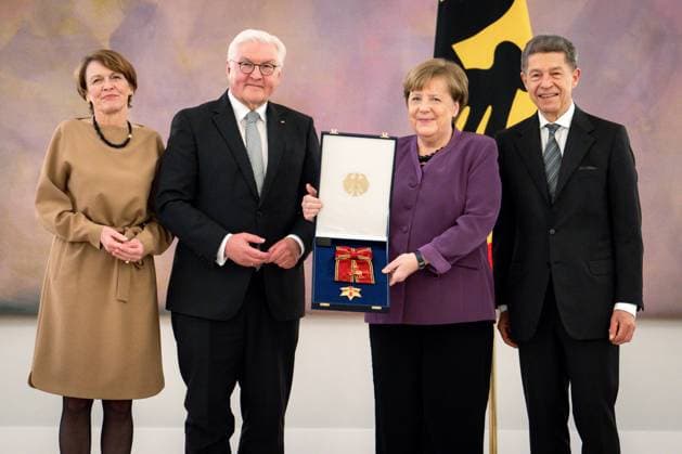 Bilder des Jahres 2023, News 04 April News Themen der Woche KW16 News Bilder des Tages Verleihung des Grosskreuzes des Verdienstordens der Bundesrepublik Deutschland an Bundeskanzlerin a. D. Angela Merkel Gruppenfoto Elke Buedenbender, Bundespraesident Frank-Walter Steinmeier, Bundeskanzlerin a. D. Angela Merkel und Ehemann Joachim Sauer mit dem Grosskreuzes des Verdienstordens der Bundesrepublik Deutschland an Bundeskanzlerin a. D. Angela Merkel im Schloss Bellevue Berlin Berlin Deutschland