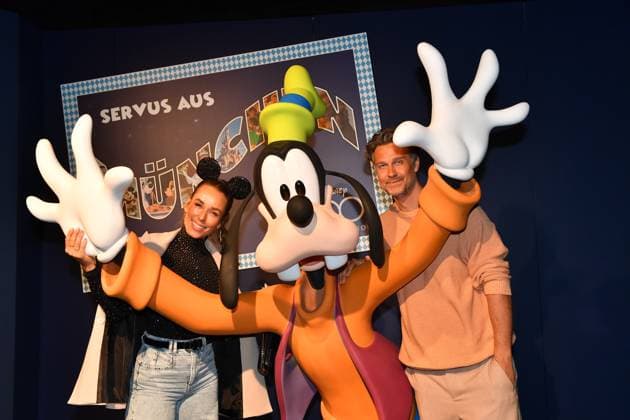 Bilder des Jahres 2023, Entertainment 04 April Entertainment Themen der Woche KW16 Wayne Carpendale mit Annemarie VIP-Opening Disney100: Die Ausstellung München 17. April 2023