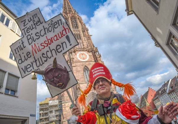 Bilder des Jahres 2023, News 04 April News Themen der Woche KW16 News Bilder des Tages Guenter Nakath protestiert in Bischofsmontur vor dem Freiburger Muenster am Tag der Veroeffentllichung des Missbrauchsgutachten der Erzdiozoese Freiburg. Das Gutachten beschreibt eine beispiellose jahrelange Vertuschung sexualisierten Missbrauchs in der Erzdiozoese und erhebt schwere Vorwuerfe gegen Robert Zollitsch, den ehemaligen Freiburger Erzbischof und Vorsitzenden der Deutschen Bischofskonferenz .Auf dem Transparent steht: Zum Teufel mit Bischoefenb, die Missbrauch vertuschen!