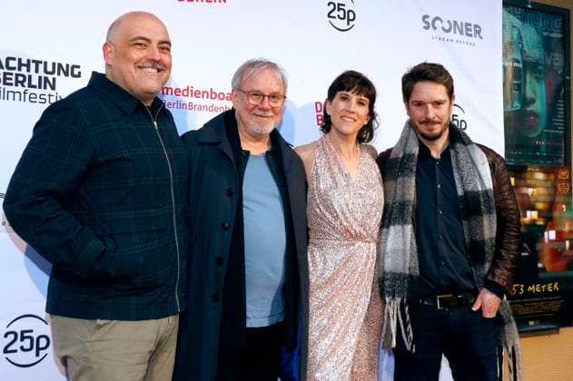 Bilder des Jahres 2023, Entertainment 04 April Entertainment Themen der Woche KW16 Entertainment Bilder des Tages Gabriel Munoz Munoz, Joachim Krol, Laia Alvarez und Michael Baral bei der Premiere des Kinofilms Endlich Witwer - Über alle Berge auf dem 19. achtung berlin Filmfestival 2023 im Kino Babylon. Berlin, 18.04.2023