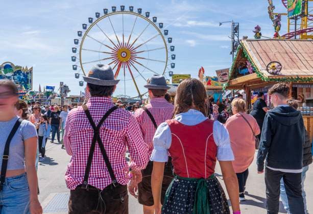 Bilder des Jahres 2023, News 04 April News Themen der Woche KW16 News Bilder des Tages Münchner Frühlingsfest im Sonnenschein, Besucher bummeln in bayerischer Tracht über das Volksfest, Theresienwiese, München, 22. April 2023 Deutschland, München, 22.04.2023, Besucher in bayerischer Tracht genießen den sonnigen warmen Frühlingstag auf dem Münchner Frühlingsfest, Temperaturen bis 21 Grad, Theresienwiese, Münchner Volksfest, Wochenende, Samstagmittag, Frühling, Bayern, bayerisch,