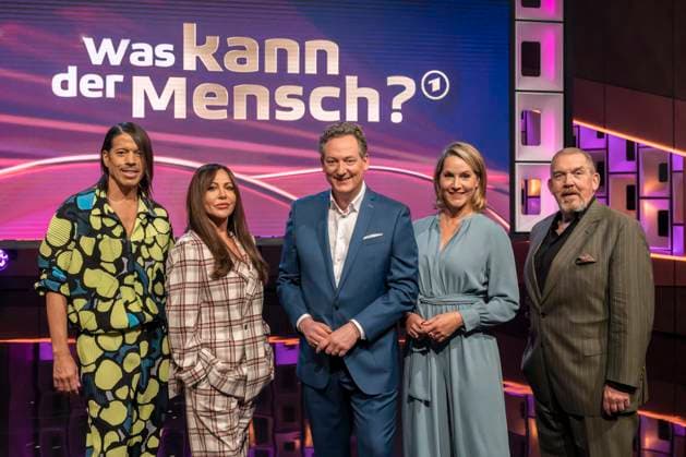 Bilder des Jahres 2023, Entertainment 04 April Entertainment Themen der Woche KW16 Entertainment Bilder des Tages Was kann der Mensch - Eckart von Hirschhausen moderiert die Show. Im Bild von zwischen Moderator Eckart von Hirschhausen (Mitte) von links nach rechts die prominenten Rategäste Jorge Gonzalez, Simone Thomalla, Judith Rakers sowie Dietmar Bär. In der Show geht es um faszinierende Leistungen des Menschen. Köln Nordrhein-Westfalen Deutschland
