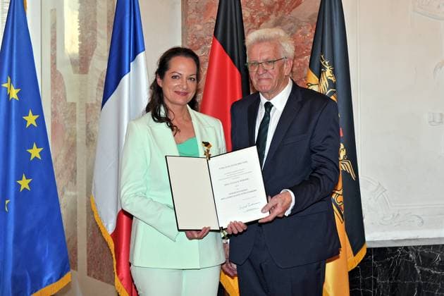 Bilder des Jahres 2023, Entertainment 04 April Entertainment Themen der Woche KW16 erleihung des Verdienstorden des Landes Baden-Württemberg. Winfried Kretschmann ( Bündnis 90 Die Grünen Ministerpräsident Baden-Württemberg ) und Natalia Wörner anläßlich der Verleihung des Verdienstorden des Landes Baden-Württemberg am 22.04.2023 im Schloss Mannheim. 20230422MWI64232