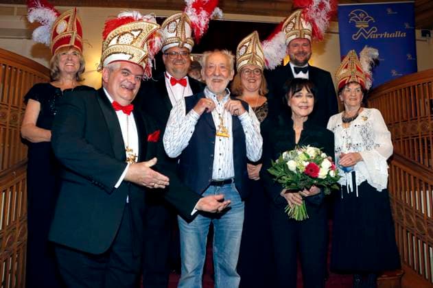 Bilder des Jahres 2023, Entertainment 04 April Entertainment Themen der Woche KW16 Günther Grauer, Dieter Hallervorden und Simone Rethel bei der Verleihung vom Karl-Valentin-Orden nach der Vorstellung im Schlosspark Theater. Berlin, 22.04.2023