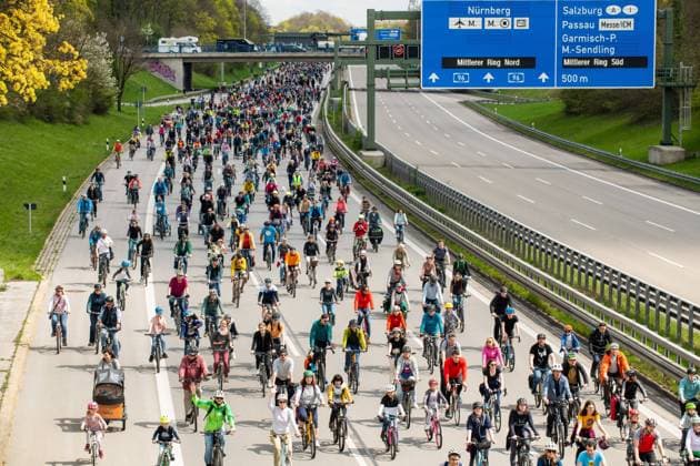 Bilder des Jahres 2023, News 04 April News Themen der Woche KW16 News Bilder des Tages Rad-Sternfahrt des ADFC, Teilstück über die Autobahn A96, München, 23. April 2023 Deutschland, München, 23. April 2023, große Rad-Sternfahrt des ADFC, hier auf der gesperrten Autobahn A 96 bei München-Laim, fahren stadtauswärts, Fahrraddemo für die Unterstützung des Volksbegehrens Radentscheid Bayern , tausende Teilnehmer, Motto der Fahrrad-Demo: gemeinsam Radeln für eine bayernweit bessere Radinfrastruktur, Teilstück über die A96 von Sendling bis zur Ausfahrt Blumenau, Verkehr, Fahrrad fahren, Verkehrswende, Umwelt, Klimaschutz, Bayern,