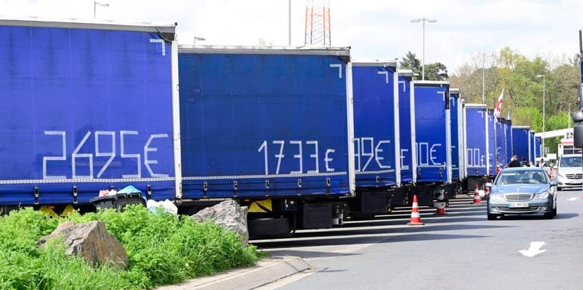 Bilder des Jahres 2023, News 04 April News Themen der Woche KW16 News Bilder des Tages LKW-Fahrer streiken weiter 23.04.2023 Für die Auszahlung des immer noch seit Monaten ausstehenden Lohns vom Arbeitgeber Spediteur streiken die osteuropäischen LKW-Fahrer weiterhin auf der Autobahn Rastanlage Gräfenhausen an der BAB A5 - auf der Plane steht der jeweilige Betrag für diesen LKW Fahrer Weiterstadt-Gräfenhausen Hessen Deutschland