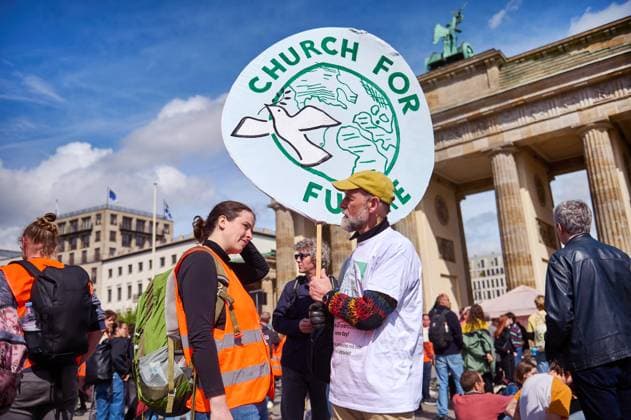 Bilder des Jahres 2023, News 04 April News Themen der Woche KW16 News Bilder des Tages Mit Fahrradumzuegen, einem Protestkonzert und einer Kundgebung vor dem Brandenburger Tor haben am Sonntag (23.04.2023) in Berlin zahlreiche Menschen fuer mehr Klimaschutz demonstriert. Auf Transparenten warfen sie der Bundesregierung unter anderem eine zerstoererische Klimapolitik sowie einen Verstoss gegen den im Grundgesetz verbrieften Schutz der Lebensgrundlagen kuenftiger Generationen vor. Vor dem Brandenburger Tor, wo sich nach Polizeiangaben rund 500 Menschen versammelten, warnten mehrere Rednerinnen vor den Folgen einer weiteren Erderwaermung und einem massenhaften Artensterben. (Siehe epd-Bericht vom 23.04.2023) EDITORIAL USE ONLY