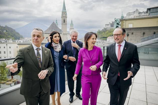 Bilder des Jahres 2023, News 04 April News Themen der Woche KW17 News Bilder des Tages Annalena Baerbock (Buendnis 90 Die Gruenen), Bundesaussenministerin, nimmt im Haus fuer Mozart in Salzburg am Treffen der deutschsprachigen Aussenministerinnen und Aussenminister teil. (L-R) Ignazio Cassis, Aussenminister der Schweiz, Dominique Hasler, Aussenministerin von Liechtenstein, Jean Asselborn, Aussenminister von Luxemburg, Annalena Baerbock (Buendnis 90 Die Gruenen), Bundesaussenministerin, und Alexander Schallenberg, Aussenminister von Oesterreich. Salzburg, 27.04.2023 Salzburg Oesterreich Copyright: xThomasxTrutschelx