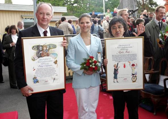STOCKHOLM 20050525 Philip Pullman and Ryoji Arai received the Astrid Lindgren Literature Prize in memory of Crown Princess Victoria on the Solliden stage at Skansen Photo Fredrik Sandberg SCANPIX Code 71420 x71420x  Copyright: xFredrikxSandbergx xTTx ALMA-PRISET 2005