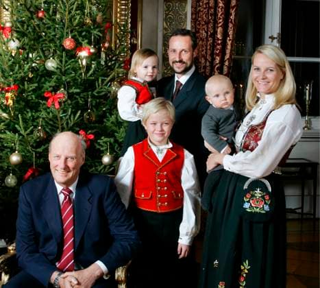 OSLO, NORWAY, 20061220 King Harald, Marius Hoiby, Crown Prince Haakon with Princess Ingrid Alexandra and Crown Princess Mette Marit with Prince Sverre Magnus pictured at the traditional Christmas family photo session with the Norwegian Royal Family at the Royal Castle in Oslo, Norway, December 20, 2006 PHOTO Lise Aaserud SCANPIX Code 20520 OSLO NORWAY BILDER x2052  Copyright: xLisexAserudx xTTx 20520