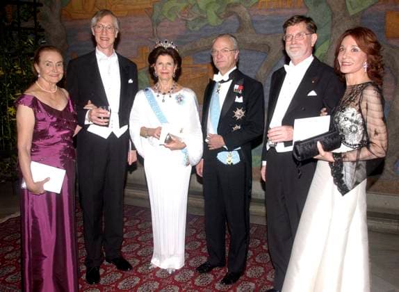 STOCKHOLM 20061210 Nobel Laureates in Physics John C Mather left and George F Smoot right with their wives greet Queen Silvia and King Carl XVI Gustaf in the Princes Gallery in the City Hall after the Nobel Banquet STOCKHOLM SWEDEN x70080x  Copyright: xErhanxGünerx xTTx NOBEL 2006 STADSHUSET