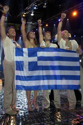 KIEV 20050521 Eurpvision Song Contest 2005 Greeces entry My Number One, featuring singer Helena Paparizou, won the Eurovision Song Contest in Kiev, Ukraine The Swedish Greek singer celebrates her win with choir and dancer Elena Paparizou Ukraine x50020x  Copyright: xLeifxRxJanssonx xTTx 50020