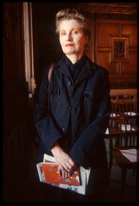 Ehrenkreuz für Wissenschaft und Kunst I. Klasse an Alfred KOLLERITSCH 2. April 1997, Amtsgebäude Freyung 1, 1014 Wien Elfriede Jelinek (* 20. Oktober 1946 in Mürzzuschlag) ist eine österreichische Schriftstellerin, die in Wien und München lebt. Im Jahr 2004 erhielt sie den Literaturnobelpreis für den musikalischen Fluss von Stimmen und Gegenstimmen in Romanen und Dramen, die mit einzigartiger sprachlicher Leidenschaft die Absurdität und zwingende Macht der sozialen Klischees enthüllen Wien Austria