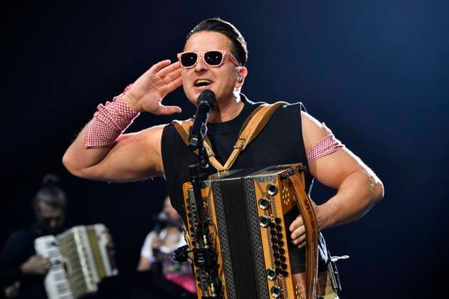 Bilder des Jahres 2023, Entertainment 04 April Entertainment Themen der Woche KW17 Andreas Gabalier live bei einem Konzert seiner Dirndl-Wahnsinn-Hulapalu! -Tour in der Mercedes-Benz Arena. Berlin, 28.04.2023