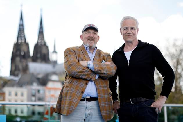 Bilder des Jahres 2023, Entertainment 04 April Entertainment Themen der Woche KW17 Die Tatort-Schauspieler Dietmar Bär und Klaus J. Behrendt bei einem Fototermin anlässlich 25 Jahre Tatort-Straßen der Welt e.V. auf einem Rheinschiff am Altstadt-Anleger vor dem Kölner Dom. Köln, 28.04.2023 NRW Deutschland Copyright: xChristophxHardtx