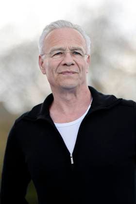 Tatort-Schauspieler Klaus J. Behrendt bei einem Fototermin anlässlich 25 Jahre Tatort-Straßen der Welt e.V. auf einem Rheinschiff am Altstadt-Anleger. Köln, 28.04.2023 NRW Deutschland Copyright: xChristophxHardtx