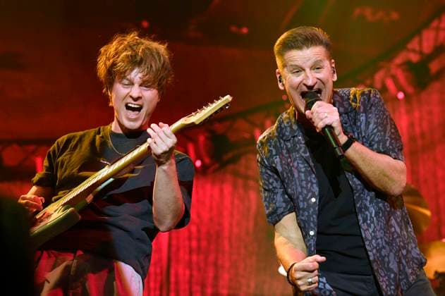 Bilder des Jahres 2023, Entertainment 04 April Entertainment Themen der Woche KW17 Severin von Sydow und Hartmut Engler von Pur live bei einem Konzert der Persönlich Tour 2023 in der Mercedes-Benz Arena. Berlin, 29.04.2023