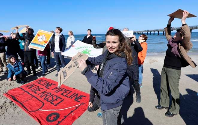 Bilder des Jahres 2023, News 04 April News Themen der Woche KW17 News Bilder des Tages Klimaaktivisten demonstrieren auf Ruegen Klimaaktivistin Luisa Neubauer ( M.) demonstriert an der Seebruecke in Binz (Landkreis Vorpommern-Ruegen) gegen ein moegliches LNG-Terminal auf der Insel Ruegen. Knapp 100 Aktivisten und Sympathisanten nehmen an Veranstaltung am Ostseestrand teil. Neubauer war nach eigener Aussage auf Einladung von Ruegenern gekommen. Binz Mecklenburg-Vorpommern Deutschland