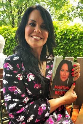 Martina Reuter, geboren in Wien, ist eine österreichische Fernsehmoderatorin und Modejournalistin. Seit August 2022 gehört sie zum Moderationsteam vom Sat1 -Frühstücksfernsehen