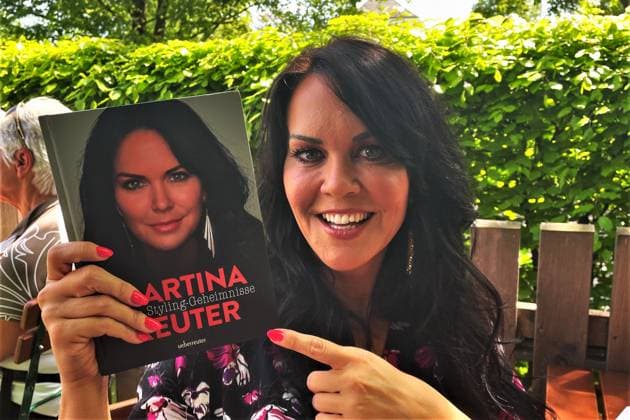 Martina Reuter, geboren in Wien, ist eine österreichische Fernsehmoderatorin und Modejournalistin. Seit August 2022 gehört sie zum Moderationsteam vom Sat1 -Frühstücksfernsehen