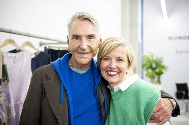 Bilder des Jahres 2023, Entertainment 05 Mai Entertainment Themen der Woche KW18 Entertainment Bilder des Tages Wolfgang Joop, deutscher Modedesigner und Gründer sowie Creative Director des Modelabels Wunderkind; Wolfgang Joop hat für den Fair Fashion-Anbieter Hessnatur eine limitierte Kollektion entworfen und präsentiert sie am 03.05.2023 zusammen mit Andrea Homann, Co-CEO bei dem Modelabel Hessnatur im Showroom von Silk Relations in Berlin