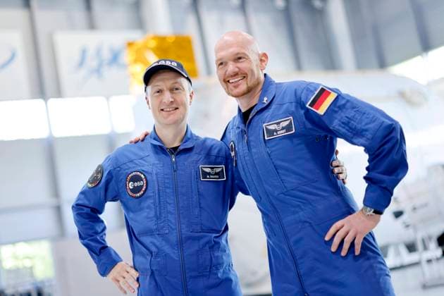 Bilder des Jahres 2023, News 05 Mai News Themen der Woche KW18 News Bilder des Tages Die Astronauten Matthias Maurer (GER) und Alexander Gerst (GER) stehen im Europäischen Astronautenzentrum (EAC) der ESA bei der Vorstellung der angehenden Astronautinnen und Astronauten. Diese treten ihren Dienst im Europäischen Astronautenzentrum an und durchlaufen Trainings gemäß den Vorgaben der Partner der Internationalen Raumstation ISS. Köln, 03.05.2023 NRW Deutschland Copyright: xChristophxHardtx