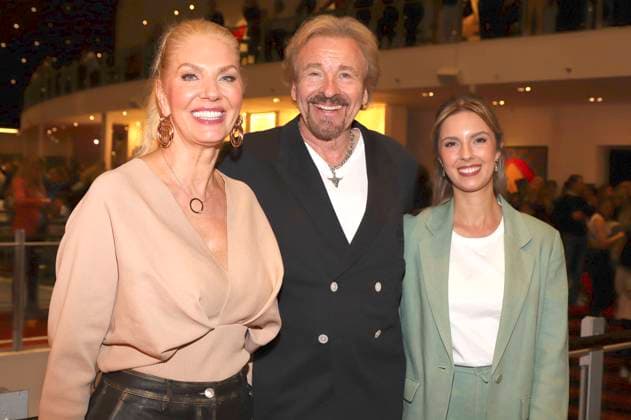 Bilder des Jahres 2023, Entertainment 05 Mai Entertainment Themen der Woche KW18 Entertainment Bilder des Tages Thomas Gottschalk mit Partnerin Karina Mross und Melinda Mross bei der 15 Millionen-Gäste-Jubiläums-Gala vom Musical Der König der Löwen im Stage Theater im Hafen. Hamburg, 03.05.2023