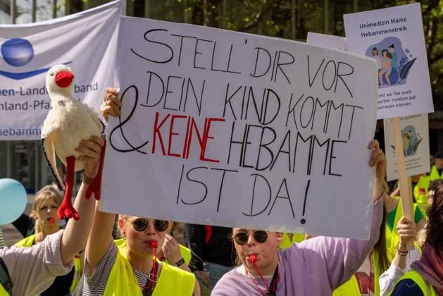 Symbolfoto: Streik im Gesundheitswesen Pfleger*innen, Auszubildende und Hebammen der Universitaetsklinik Mainz streiken fuer bessere Bezahlung und bessere Arbeitsbedingungen; Demonstration durch die Mainzer Innenstadt am Vormittag des 05.05.2023; Pflege am Limit; Forderungen; Pflegenotstand Mainz Innenstadt Rheinland-Pfalz Deutschland Copyright: xBEAUTIFULxSPORTS Hahnex