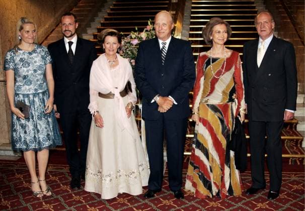 OSLO 20060607 Norwegian and Spanish royals pose prior to the dinner hosted by the Spanish king at jGrand Hotel in Oslo, Norway Wednesday From left Norwegian Crown Princ ess jMette Marit, Crown Prince Haakon, Queen Sonja, King Harald and Spanish Queen Sofia and King Juan Carlos Photo Lise Aserud kod 20520 SCANPIX NORWAY OSLO NORWAY x20520x  Copyright: xAserud,xLisex xSACANPIXxNORWAYx NORWAY-SPAIN ROYALS