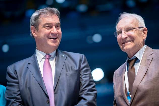 Bilder des Jahres 2023, News 05 Mai News Themen der Woche KW18 News Bilder des Tages CSU-Parteitag zur Nominierung des Spitzenkandidaten zur Bayerischen Landtagswahl 2023 CSU-Parteitag zur Nominierung des Spitzenkandidaten zur Bayerischen Landtagswahl 2023 Markus Söder, designierter Spitzenkandidat und amtierender Ministerpräsident von Bayern mit Edmund Stoiber, ehemaliger Minsterpräsident Bayern;CSU-Parteitag zur Nominierung des Spitzenkandidaten zur Bayerischen Landtagswahl 2023 CSU-Parteitag zur Nominierung des Spitzenkandidaten zur Bayerischen Landtagswahl 2023 Markus Söder, designierter Spitzenkandidat und amtierender Ministerpräsid, Nürnberg Bayern Deutschland Messezentrum