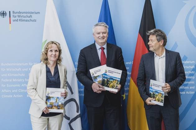 (L-R) Steffi Lemke (Buendnis 90 Die Gruenen), Bundesministerin fuer Umwelt, Naturschutz, nukleare Sicherheit und Verbraucherschutz, Mathias Cormann, Generalsekretaer der OECD (Organisation for Economic Co-operation and Development), und Robert Habeck (Buendnis 90 Die Gruenen), Bundesminister fuer Wirtschaft und Klimaschutz und Vizekanzler, aufgenommen im Rahmen der Pressekonferenz zur Uebergabe des OECD-Umweltpruefberichts an die Bundesumweltministerin sowie des OECD-Wirtschaftsberichts an den Bundeswirtschaftsminister in Berlin, 08.05.2023. Berlin Deutschland