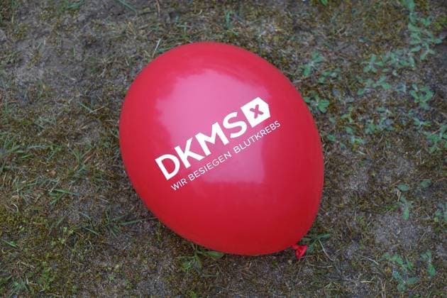 Luftballon mit DKMS Luftballon mit DKMS, 06.05.2023, Fichtenwalde, Brandenburg, Auf einem roten Luftballon befindet sich der Schriftzug DKMS.