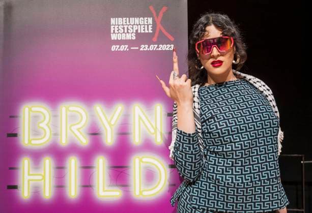Bilder des Jahres 2023, Entertainment 05 Mai Entertainment Themen der Woche KW19 Entertainment Bilder des Tages Schauspieler*in Parisa Madani (Rolle Frigga) fotografiert am 09.05.2023 in Worms waehrend der Pressekonferenz zur Vorstellung des Ensemble der Niebelungen-Festspiele. Die Wormser Nibelungen-Festspiele vom 7. bis zum 23. Juli 2023 wollen mit der diesjaehrigen Neuinszenierung der Nibelungensage althergebrachte Rollenbilder ins Wanken bringen. In dem Stueck Brynhild werde der Versuch der Walkuere gezeigt, Chefin ihrer eigenen Geschichte zu werden, sagte Regisseurin Pinar Karabulut am Dienstag bei der Vorstellung des Festivalprogramms. Auch die Heldenrolle von Sigurd (Siegfried) solle in dem Stueck hinterfragt werden. (Siehe epd-Meldung vom 09.05.2023) EDITORIAL USE ONLY
