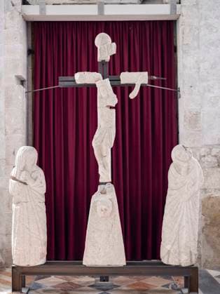 Dom des Heiligen Apostels Andreas (Duomo di Sant Andrea Apostolo), zusammengesetzte Fragmente eines durch das Erdbeben von 1976 zerstörten Kruzifix, Venzone, Udine, Region Friaul-Julisch Venetien, Italien Venzone Udine Italien