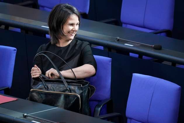 News Bilder des Tages Deutscher Bundestag, 102. Plenarsitzung Außenministerin Annalena Baerbock (Gruene) im Portrait von der Sonne geblendet strahlt und lacht sie auf der Regierungsbank bei der 102. Sitzung des Deutschen Bundestag,10.05.2023 Berlin, Berlin Berlin Deutschland