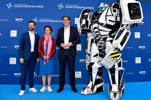 Bilder des Jahres 2023, Entertainment 05 Mai Entertainment Themen der Woche KW19 Entertainment Bilder des Tages Felix Falk, Sandra Detzer und Michael Kellner mit Gamescom Bot bei der Verleihung des Deutschen Computerspielpreises 2023 im Spindler & Klatt. Berlin, 11.05.2023